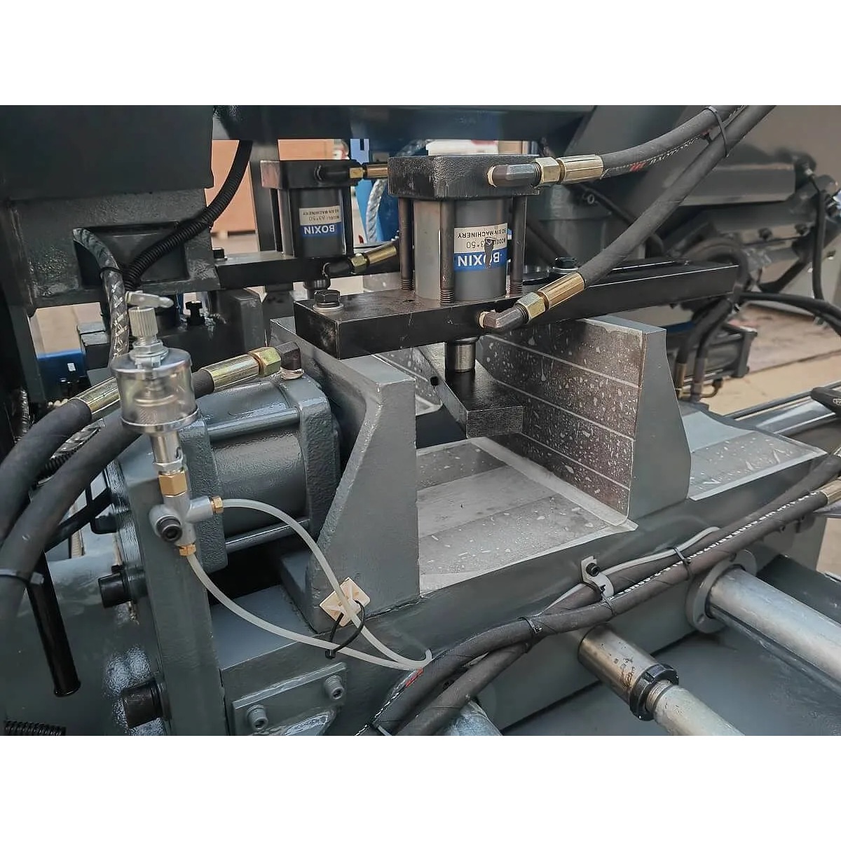 Автоматический ленточнопильный станок по металлу c поворотом до 60° MetalTec BS 300 ZAФото 4293-08.jpg