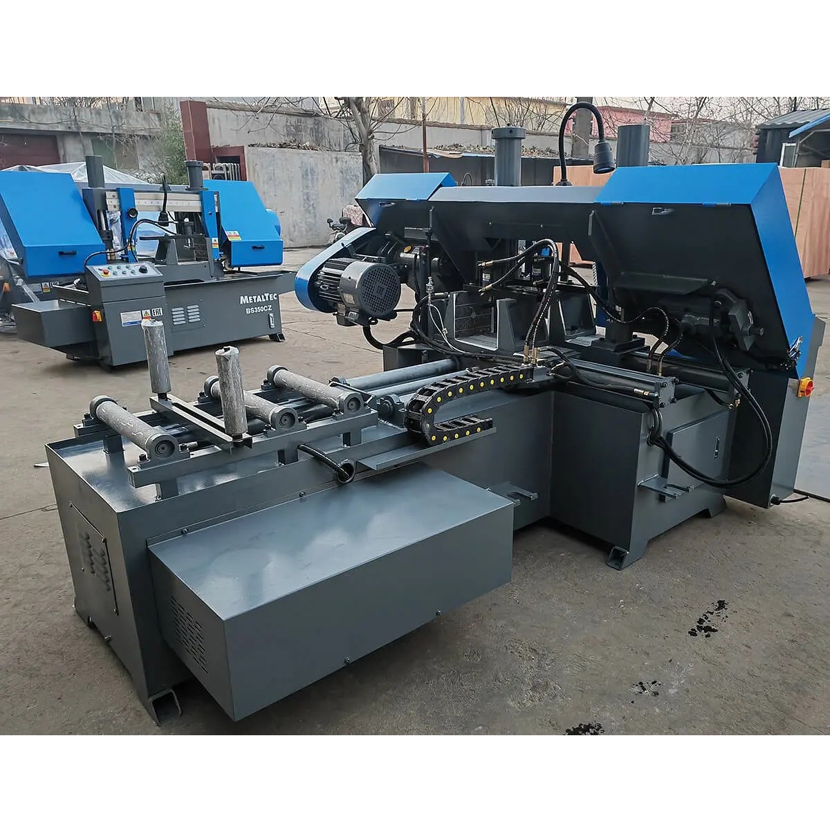 Автоматический двухколонный ленточнопильный станок по металлу MetalTec BS 400 CАФото 4299-02.jpg
